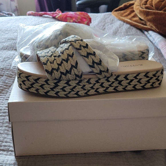 Island Hopping Black/Natural Flat Sandals - Picture 2 of 4